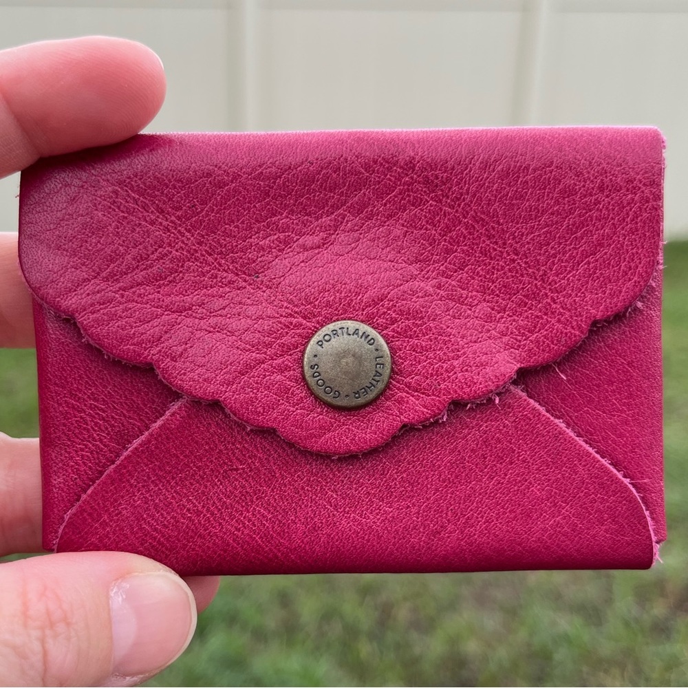 🦄NWOT Portland Leather Mini Daisy Envelope in Hibiscus